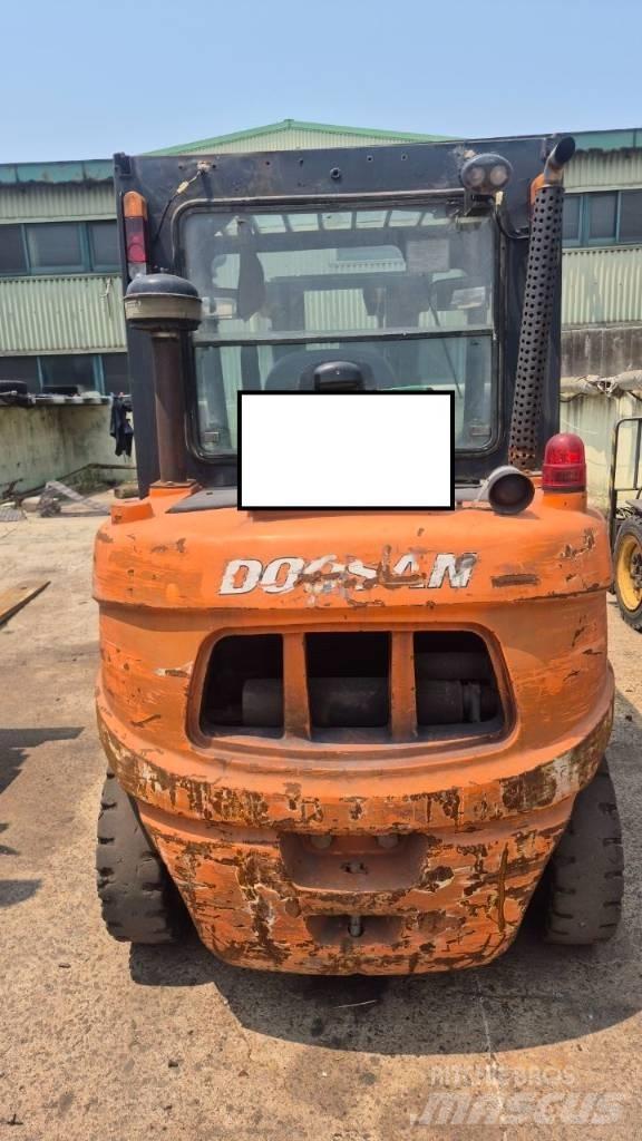 Doosan D 35 C-5 شاحنات ذات رافعات شوكية تعمل بالكهرباء
