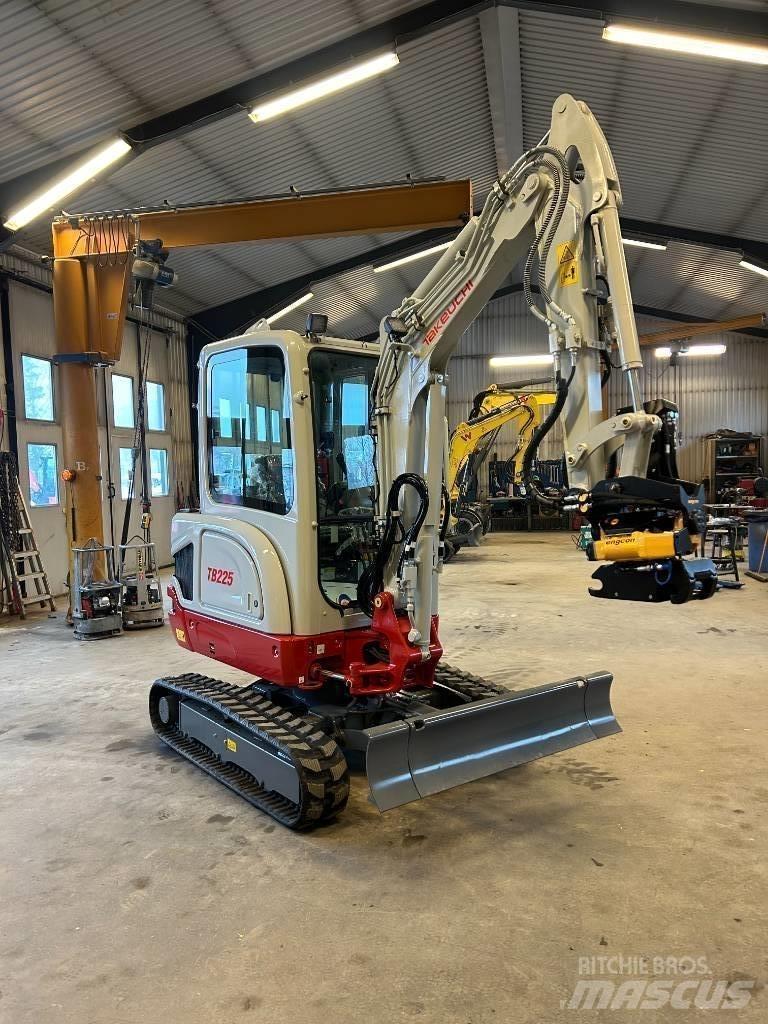 Takeuchi TB225 حفارات صغيرة أقل من 7 طن (حفارات صغيرة)