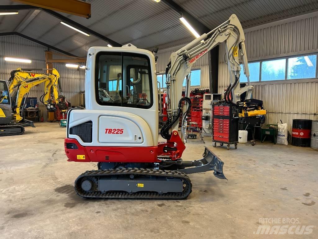 Takeuchi TB225 حفارات صغيرة أقل من 7 طن (حفارات صغيرة)