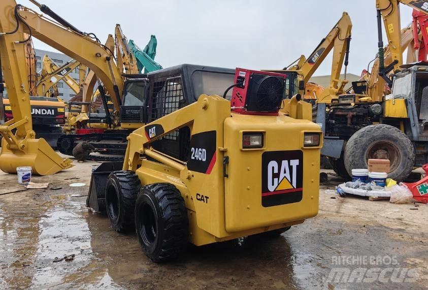 CAT 246D لوادر انزلاقية التوجيه