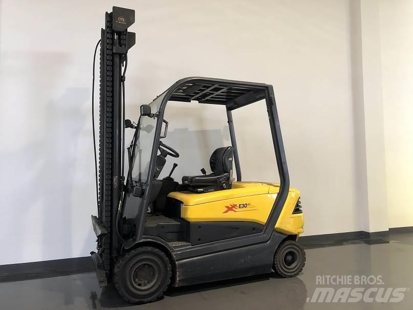 Om-Pimespo XE30 شاحنات ذات رافعات شوكية تعمل بالكهرباء