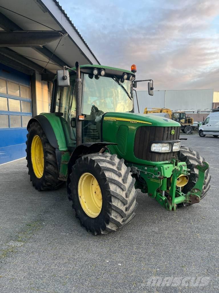 John Deere 6220 الجرارات