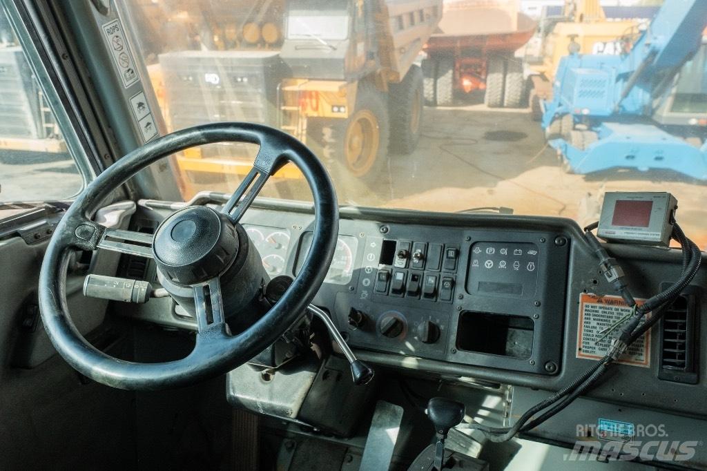 CAT 777 D شاحنات المخلفات الصلبة