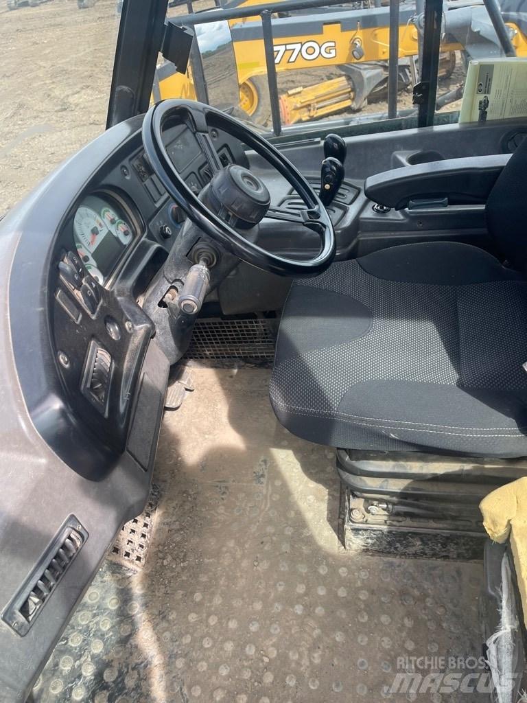 CAT 725 ساحبات مفصلية