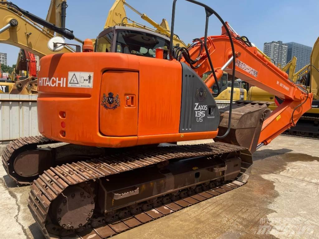 Hitachi ZX 135 حفارات زحافة