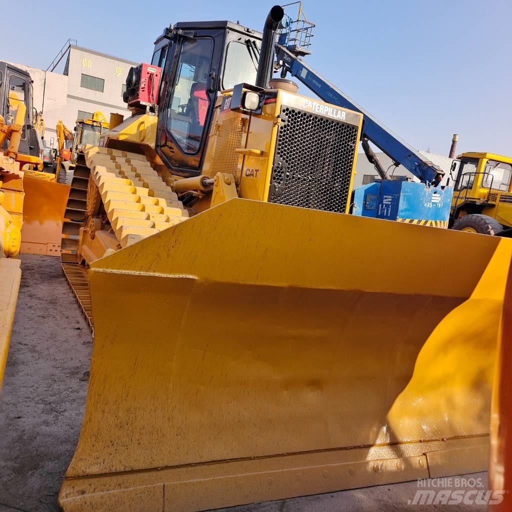 CAT D 6 R بلدوزرات مجنزرة
