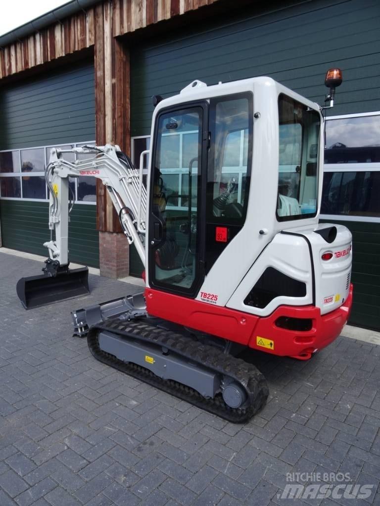 Takeuchi TB 225 حفارات صغيرة أقل من 7 طن (حفارات صغيرة)