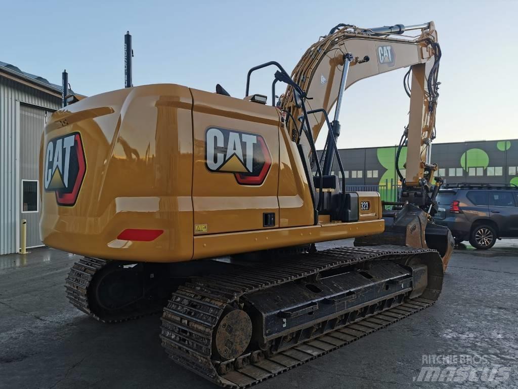 CAT 323 حفارات زحافة