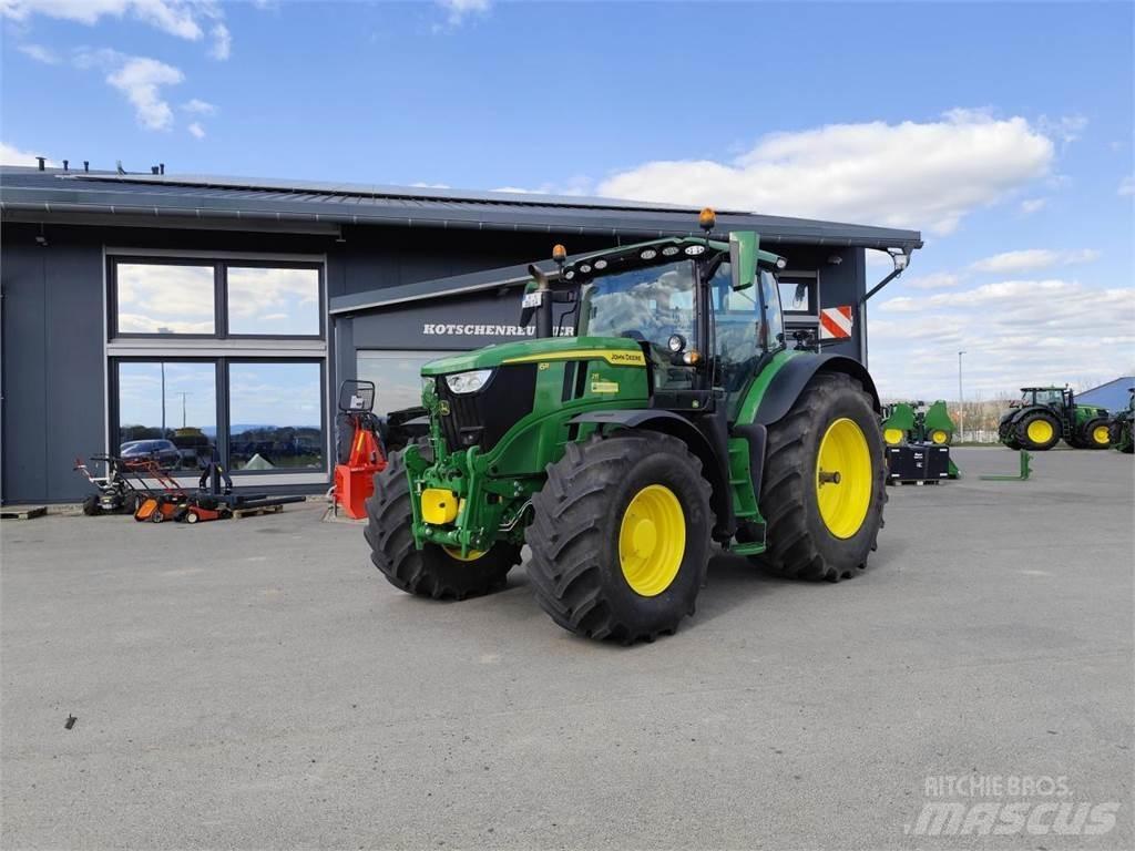 John Deere 6R 215 الجرارات