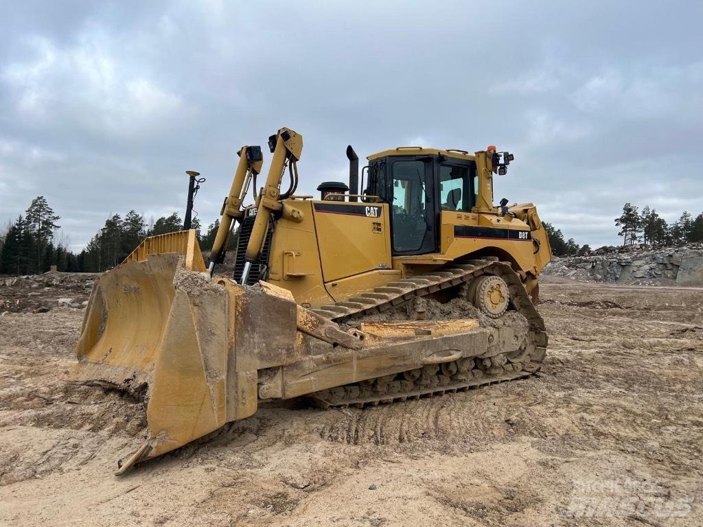 CAT D 8 T بلدوزرات مجنزرة