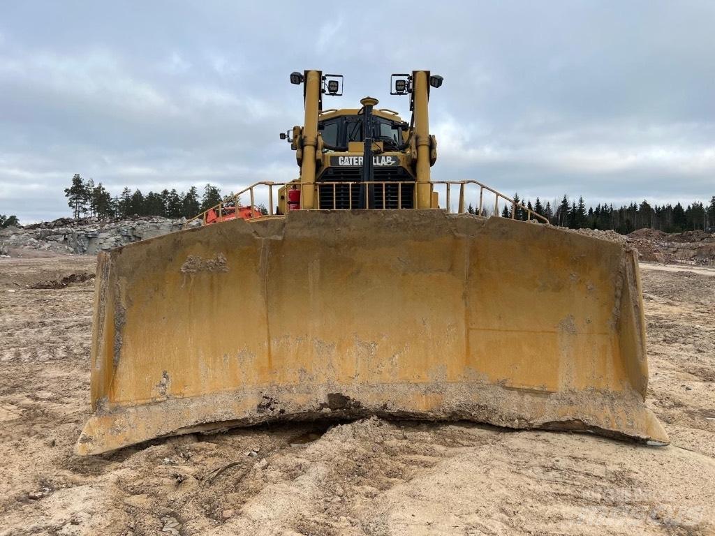 CAT D 8 T بلدوزرات مجنزرة
