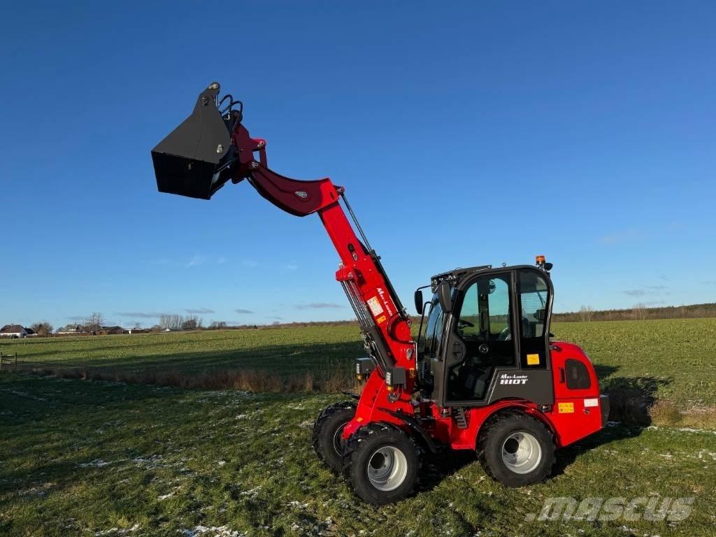  Max Loader 810 T لوادر صغيرة