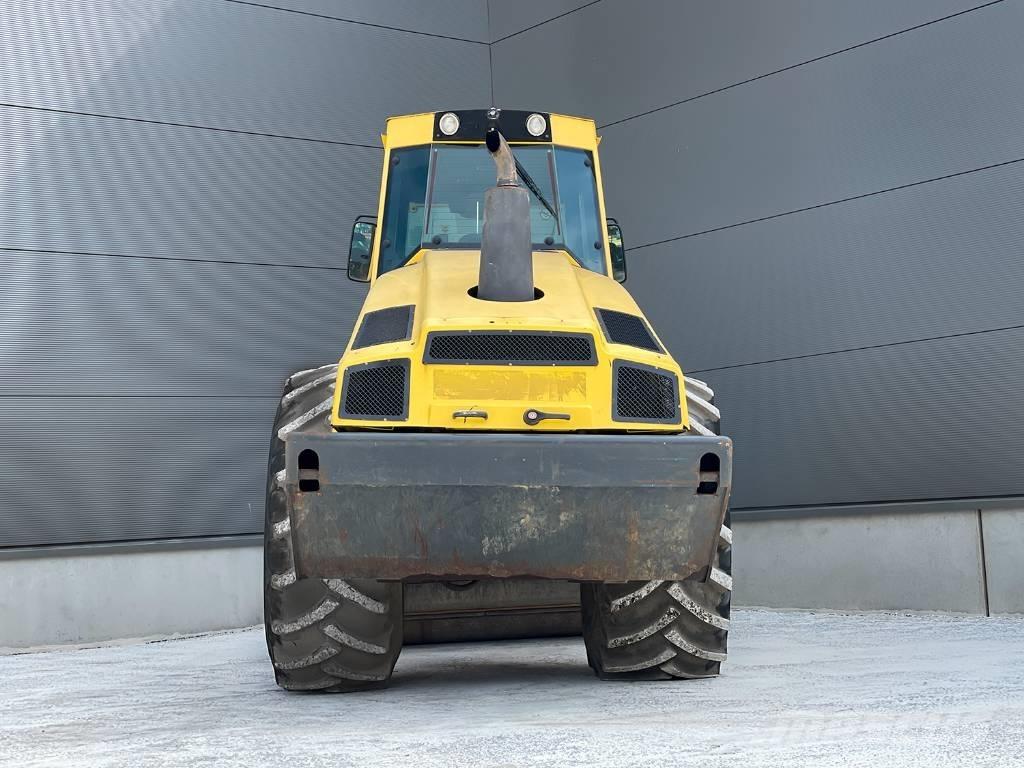 Bomag BW 213 DH-4 مداحل أحادية الأسطوانة