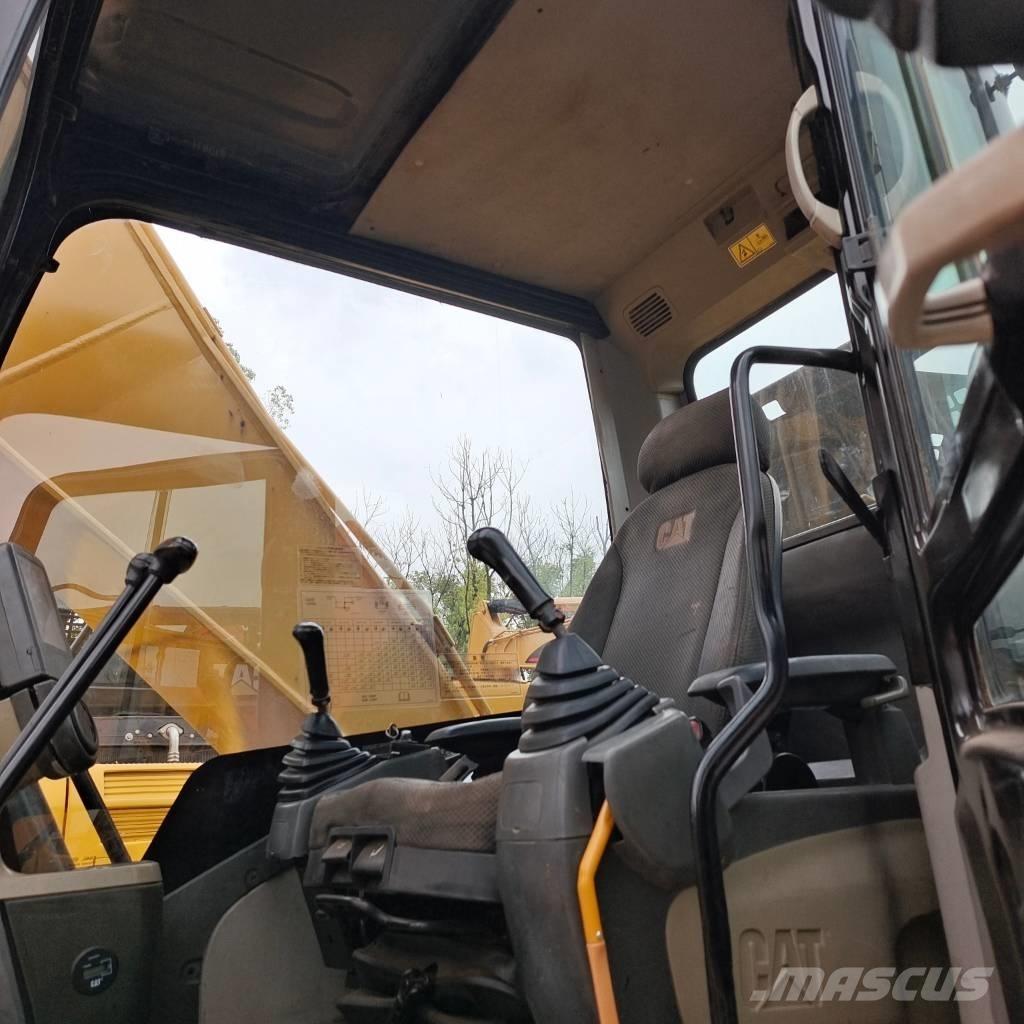 CAT 320 D حفارات زحافة