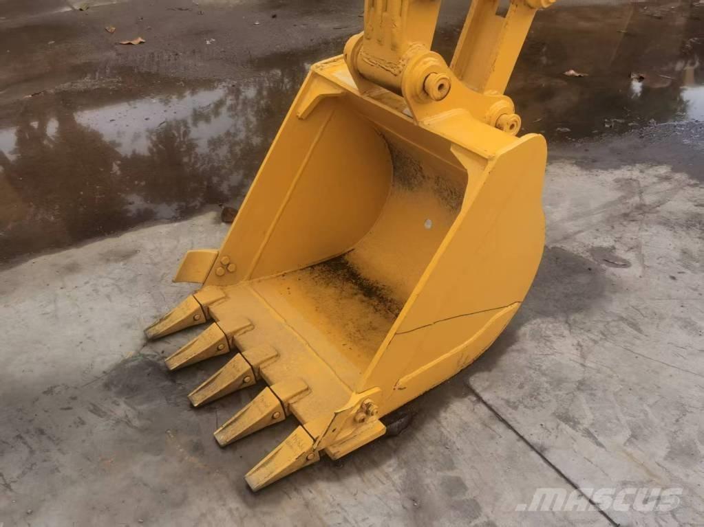 Komatsu PC 55 MR حفارات زحافة
