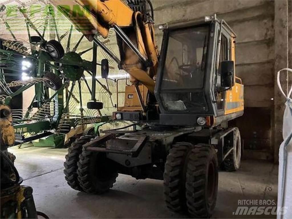 JCB js 130 w حفارات بعجل