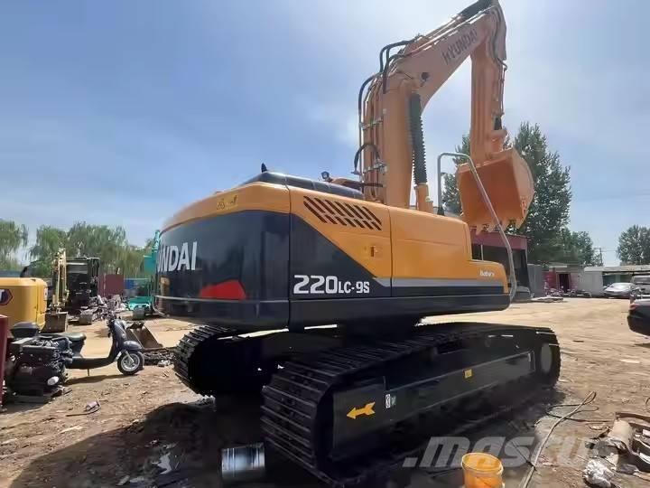 Hyundai 220 LC  9s حفارات زحافة