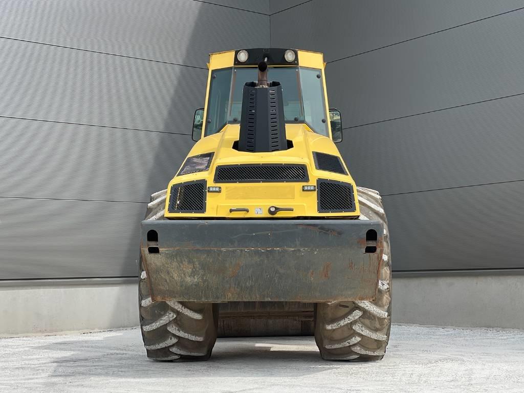 Bomag BW 216 DH-4i مداحل أحادية الأسطوانة