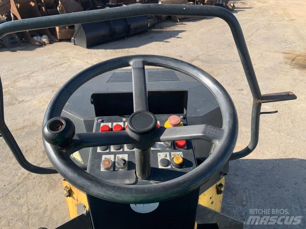 Bomag BW 120 AD-3 مداحل ثنائية الاسطوانة