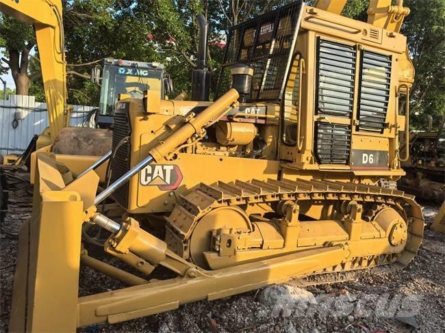 CAT D 6 D بلدوزرات مجنزرة