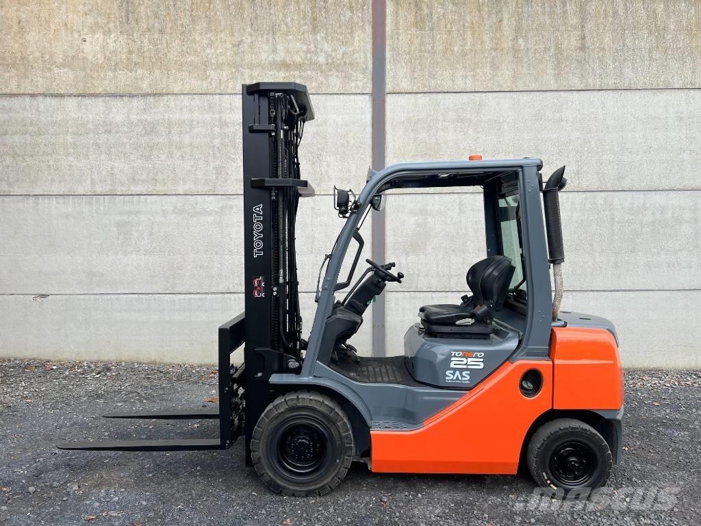 Toyota 02-8 FDF 25 شاحنات الديزل