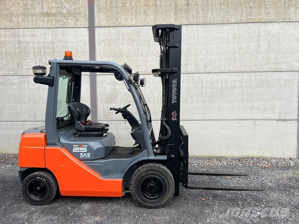 Toyota 02-8 FDF 25 شاحنات الديزل