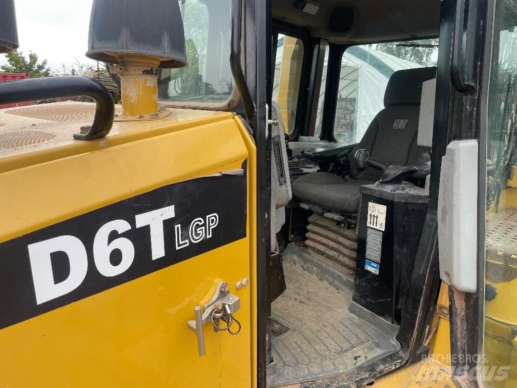 CAT D 6 T LGP بلدوزرات مجنزرة