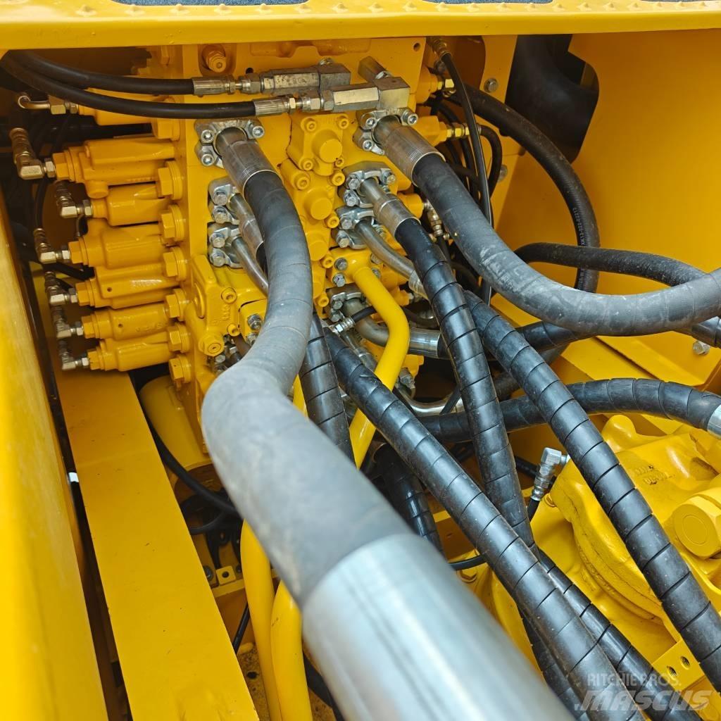 Komatsu 220-8MO حفارات زحافة