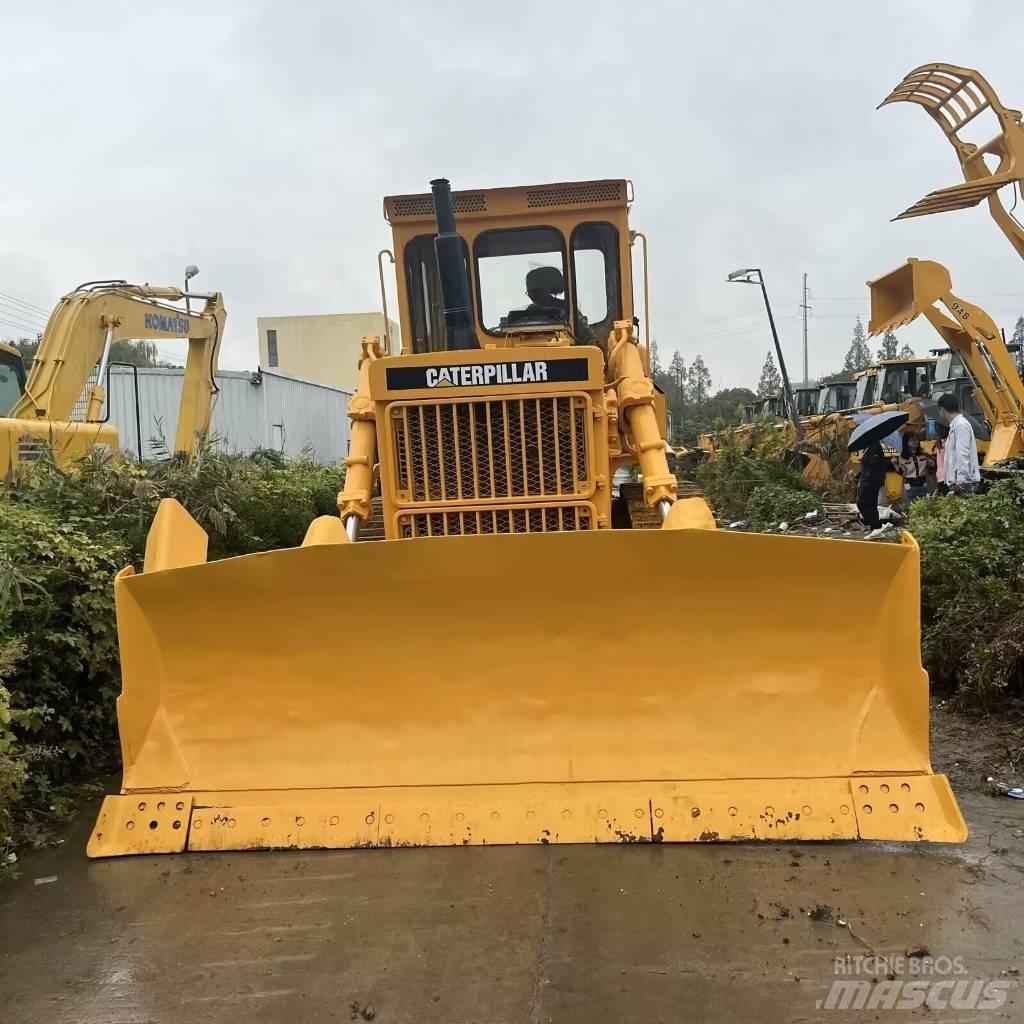 CAT D 7 R بلدوزرات مجنزرة