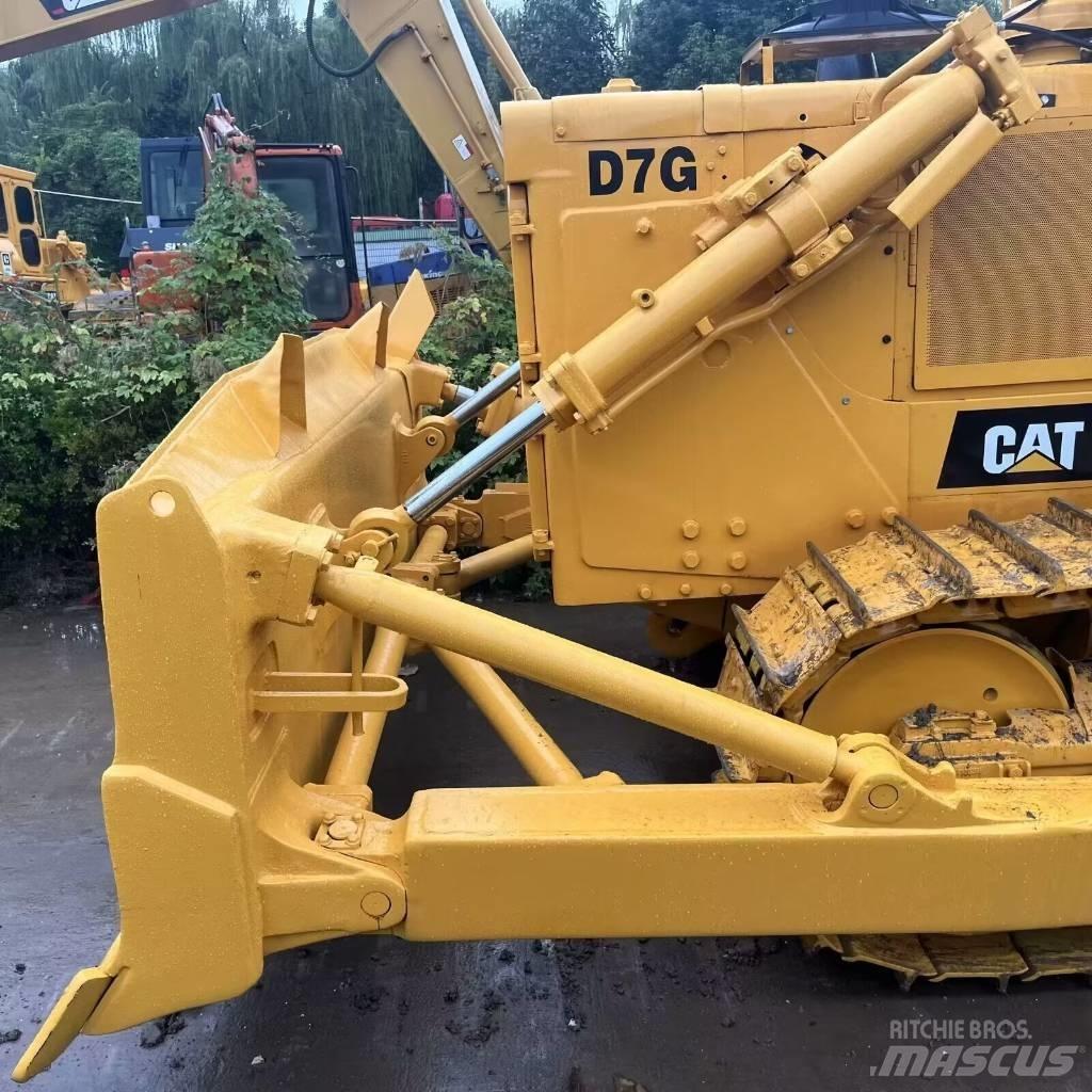 CAT D 7 R بلدوزرات مجنزرة