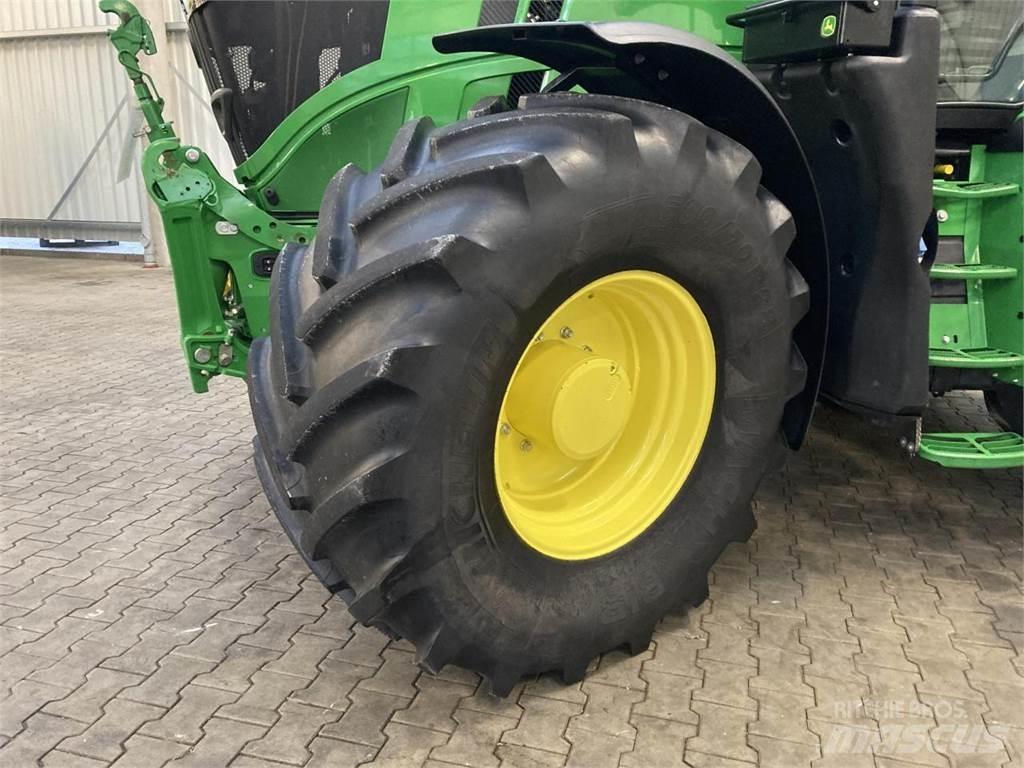 John Deere 6R 215 الجرارات
