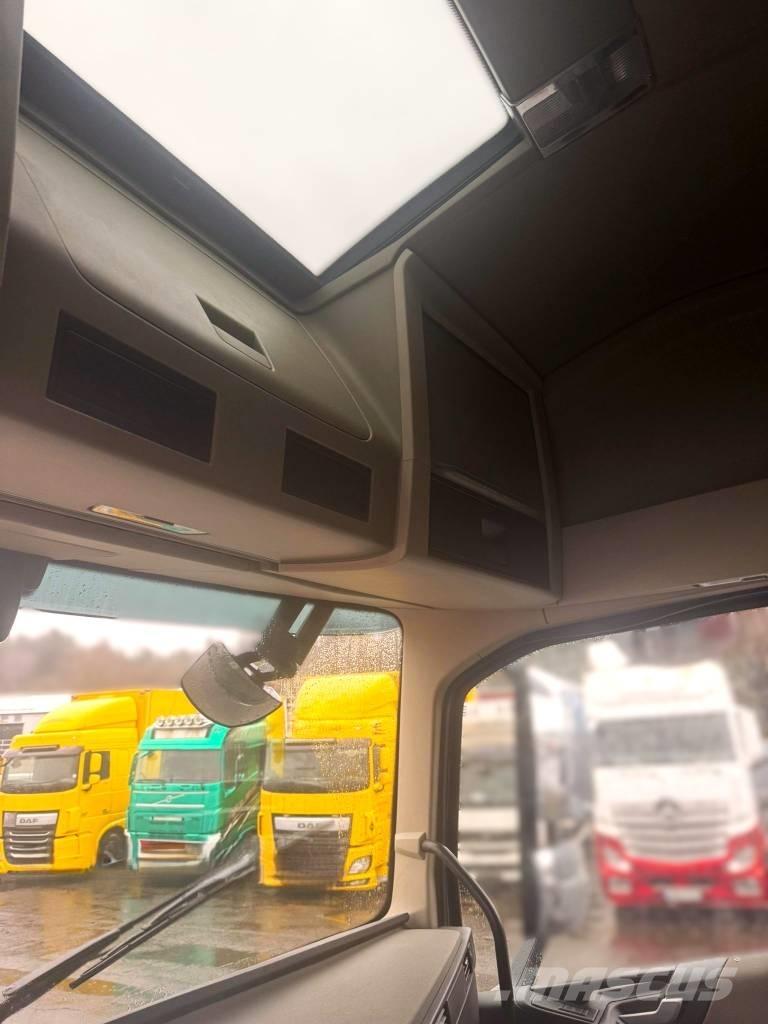 Volvo FH 13 460 شاحنات بمقصورة وهيكل