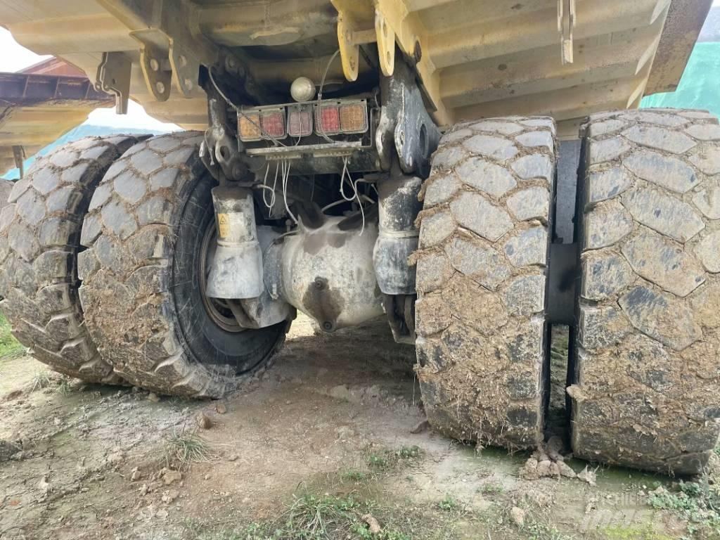 Komatsu HD 605-7 شاحنات المخلفات الصلبة
