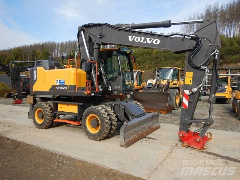 Volvo EW 220 E حفارات بعجل