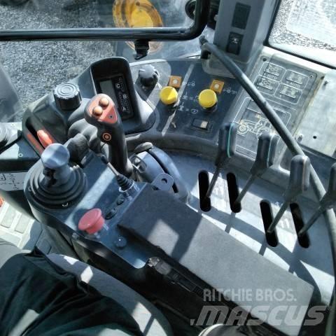 New Holland TM 165 الجرارات