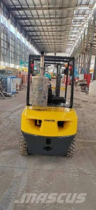Komatsu FD 30 T-14 شاحنات الديزل
