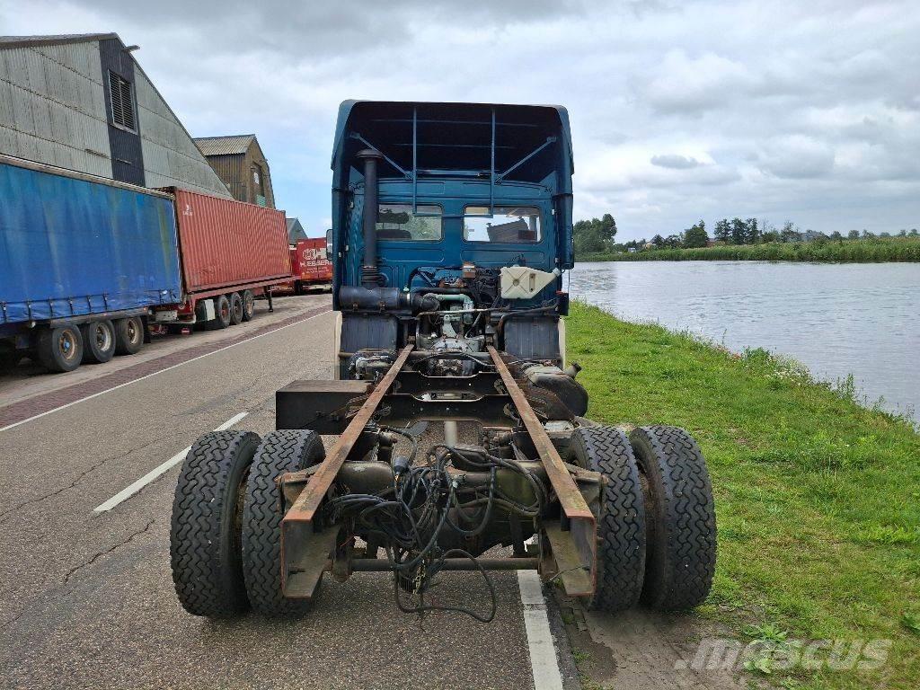 Volvo FL611 شاحنات بمقصورة وهيكل