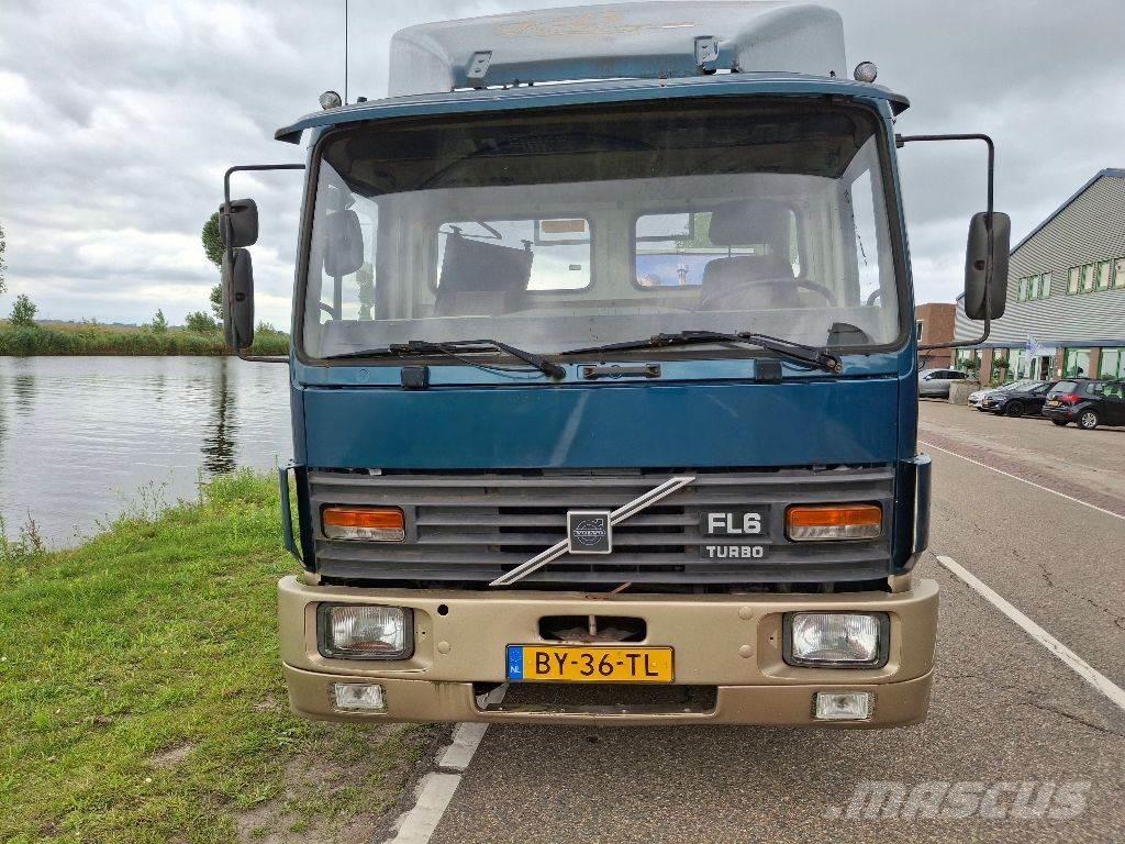 Volvo FL611 شاحنات بمقصورة وهيكل