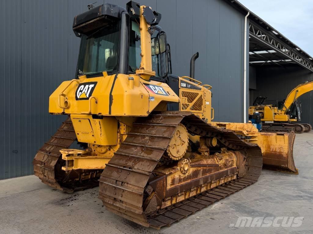 CAT D6N LGP بلدوزرات مجنزرة