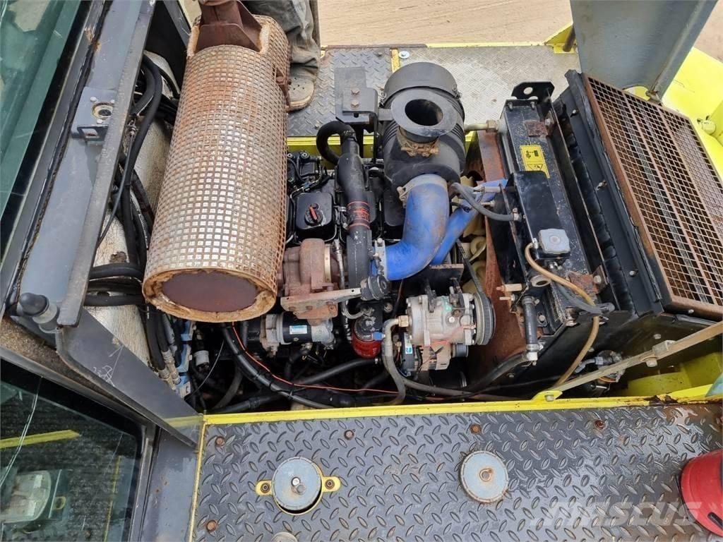 Ammann AP 240 مداحل ذات إطارات هوائية