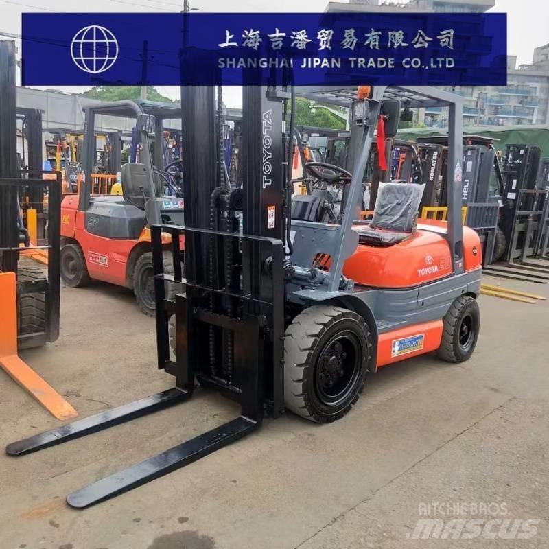 Toyota 6 FDF 30 شاحنات الديزل