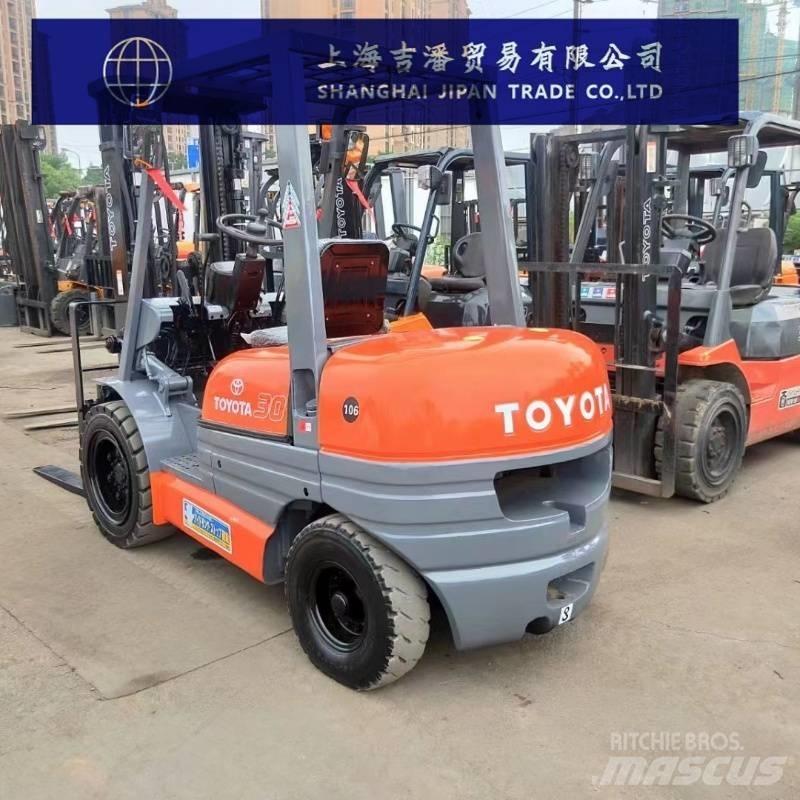 Toyota 6 FDF 30 شاحنات الديزل