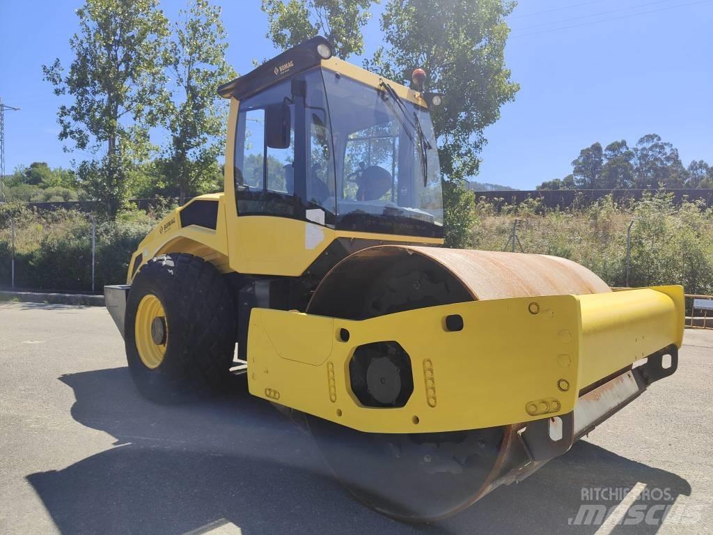Bomag BW 211 D-50 مداحل ذات إطارات هوائية