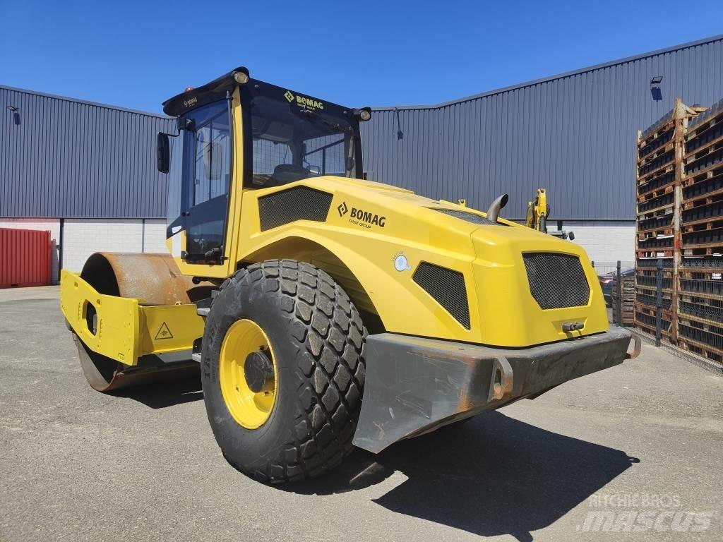 Bomag BW 211 D-50 مداحل ذات إطارات هوائية