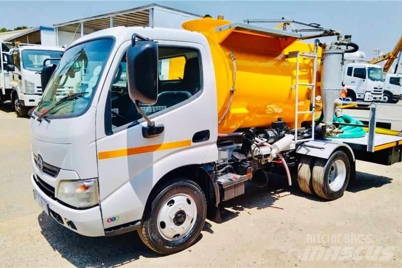 Hino 300 614 شاحنات أخرى