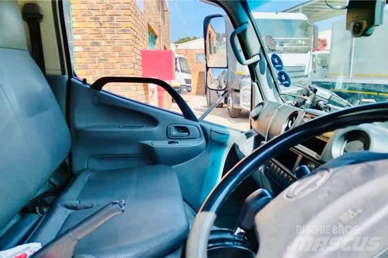 Hino 300 614 شاحنات أخرى