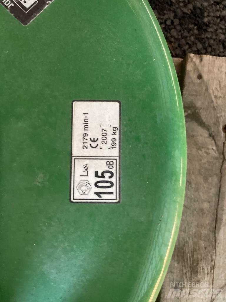 John Deere 7 Iron ماكينات أخرى لتجهيز الأراضي