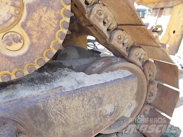 CAT D 11 N بلدوزرات مجنزرة