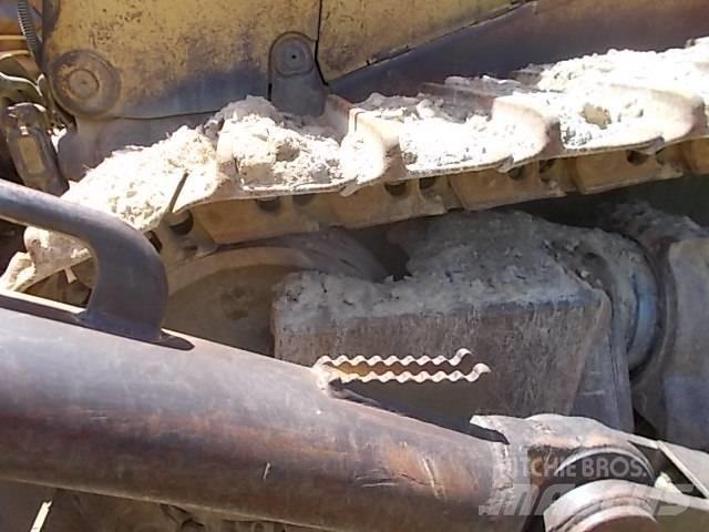CAT D 11 N بلدوزرات مجنزرة