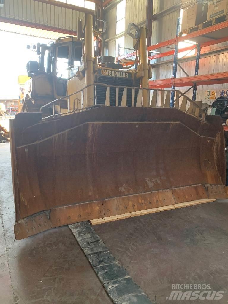 CAT D 8 R II بلدوزرات مجنزرة
